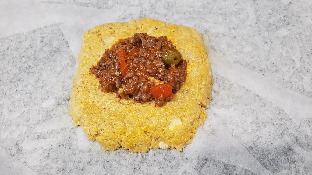 This is how to add the picadillo or ground beef to the alcapurria dough.