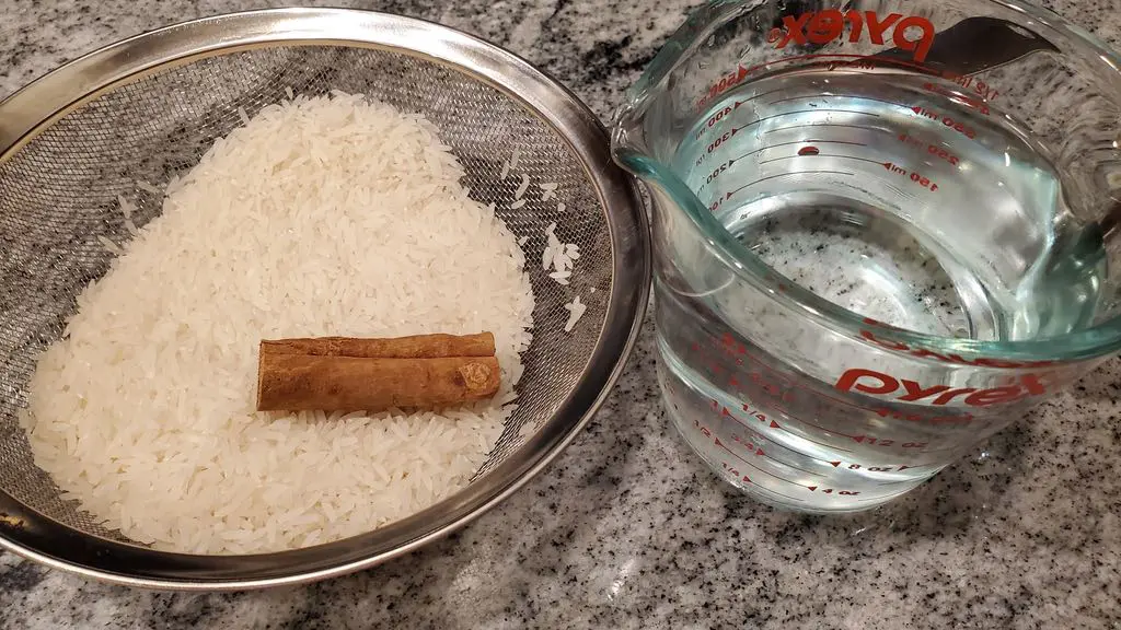 Rice, water and cinnamon