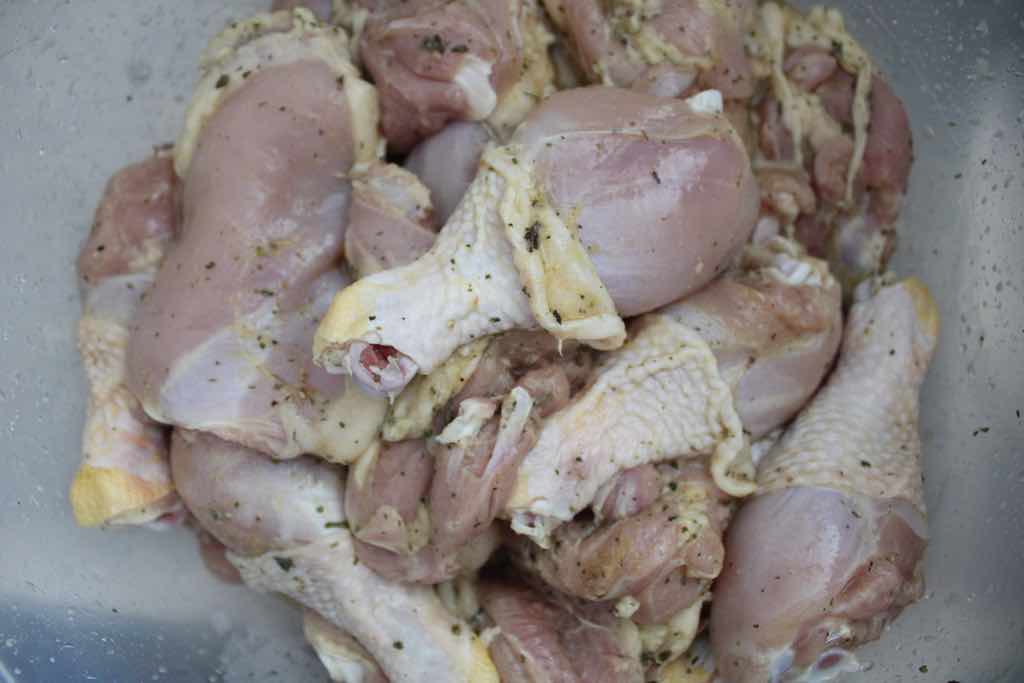 This is how you season the chicken to make Dominican pollo guisado.