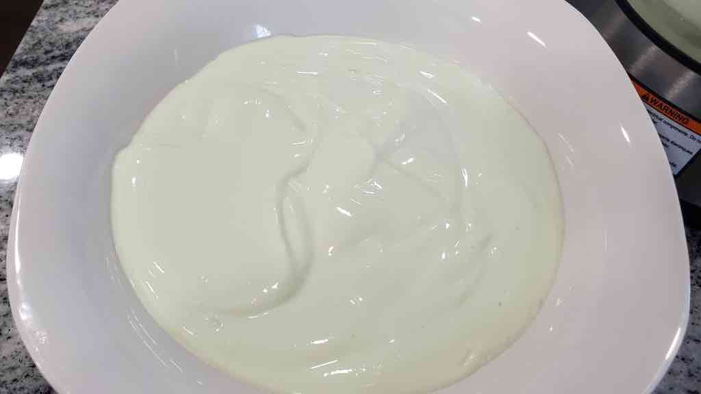 This is how you prepare the homemade mayonnaise. The consistency should look as shown.