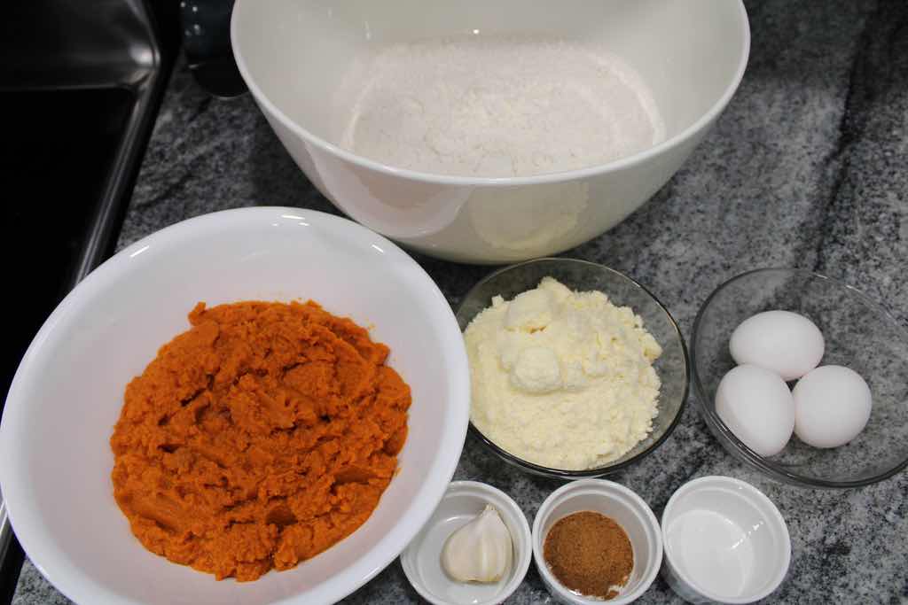 The ingredients needed to make tortei are pumpkin puree, parmesan cheese, nutmeg, salt, garlic, flour, water and eggs.