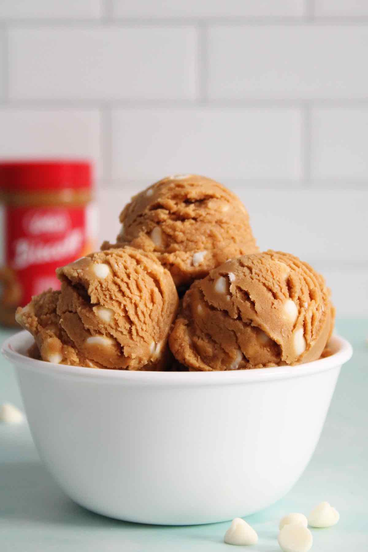 An eggless recipe for raw cookie dough using lotus biscoff cookie butter.