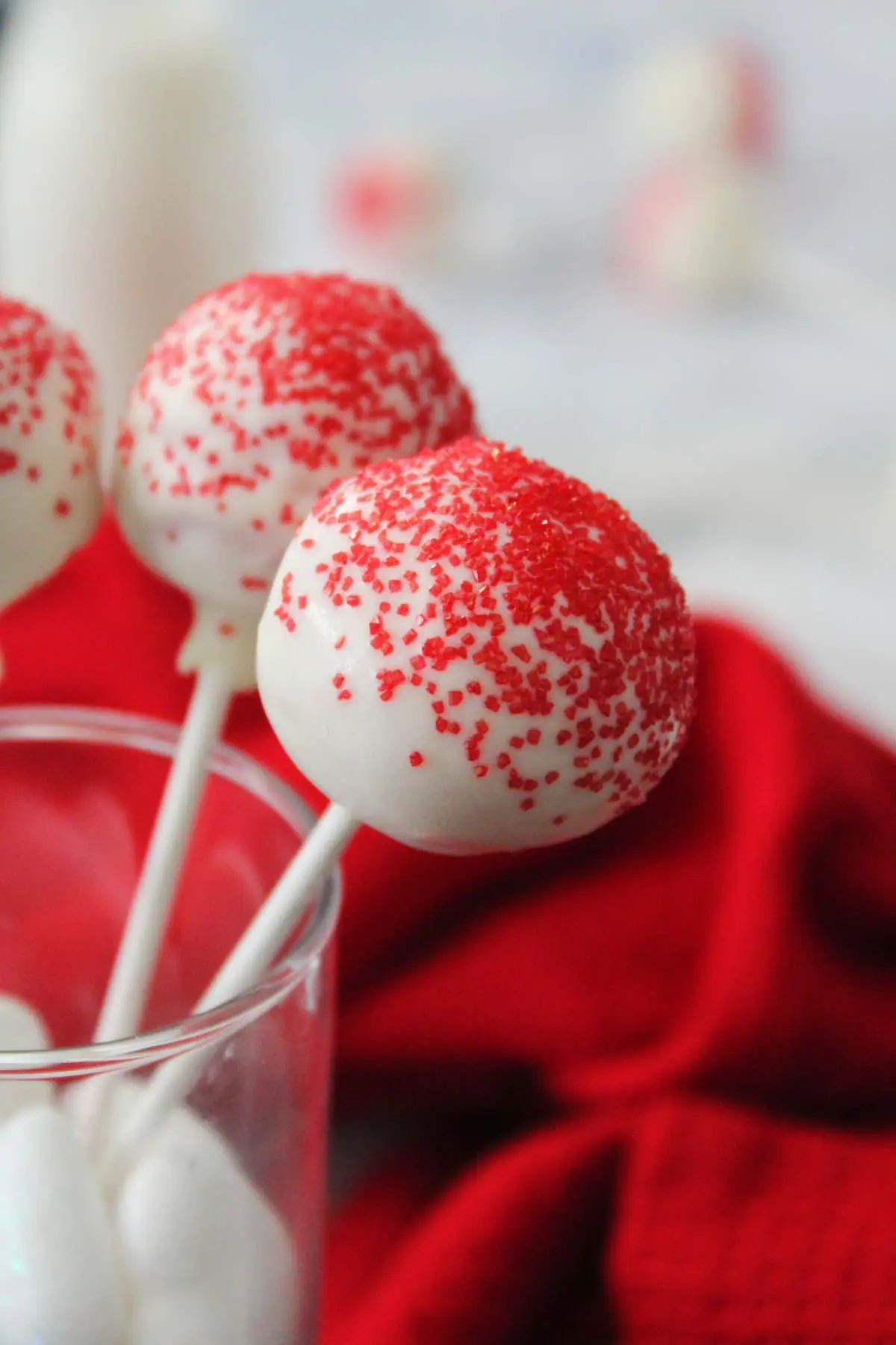 This easy strawberry cake pops recipe is made with strawberry cake mix, candy melts and cream cheese frosting.