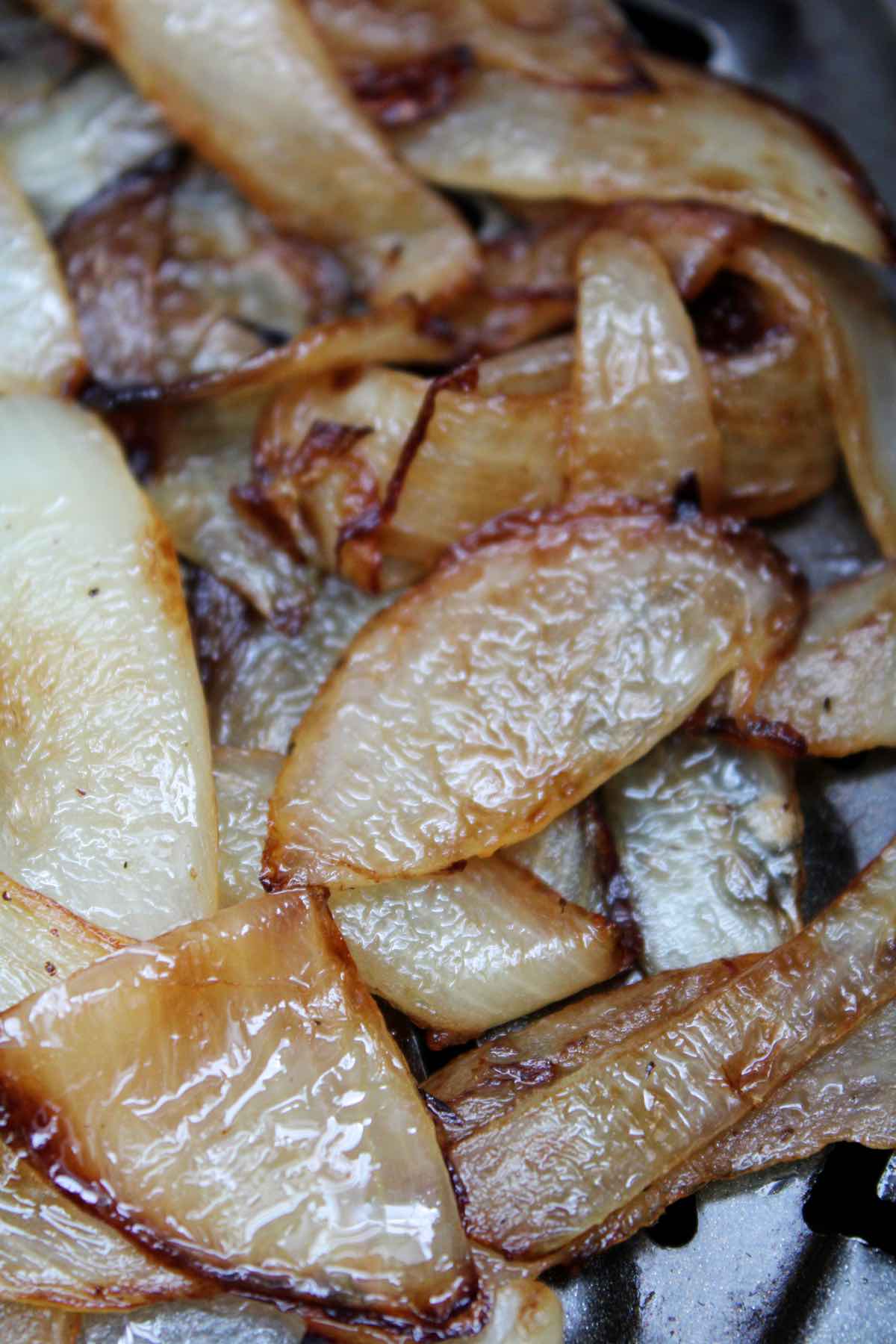 Top your favorite sandwiches and burgers with these air fryer caramelized onions.
